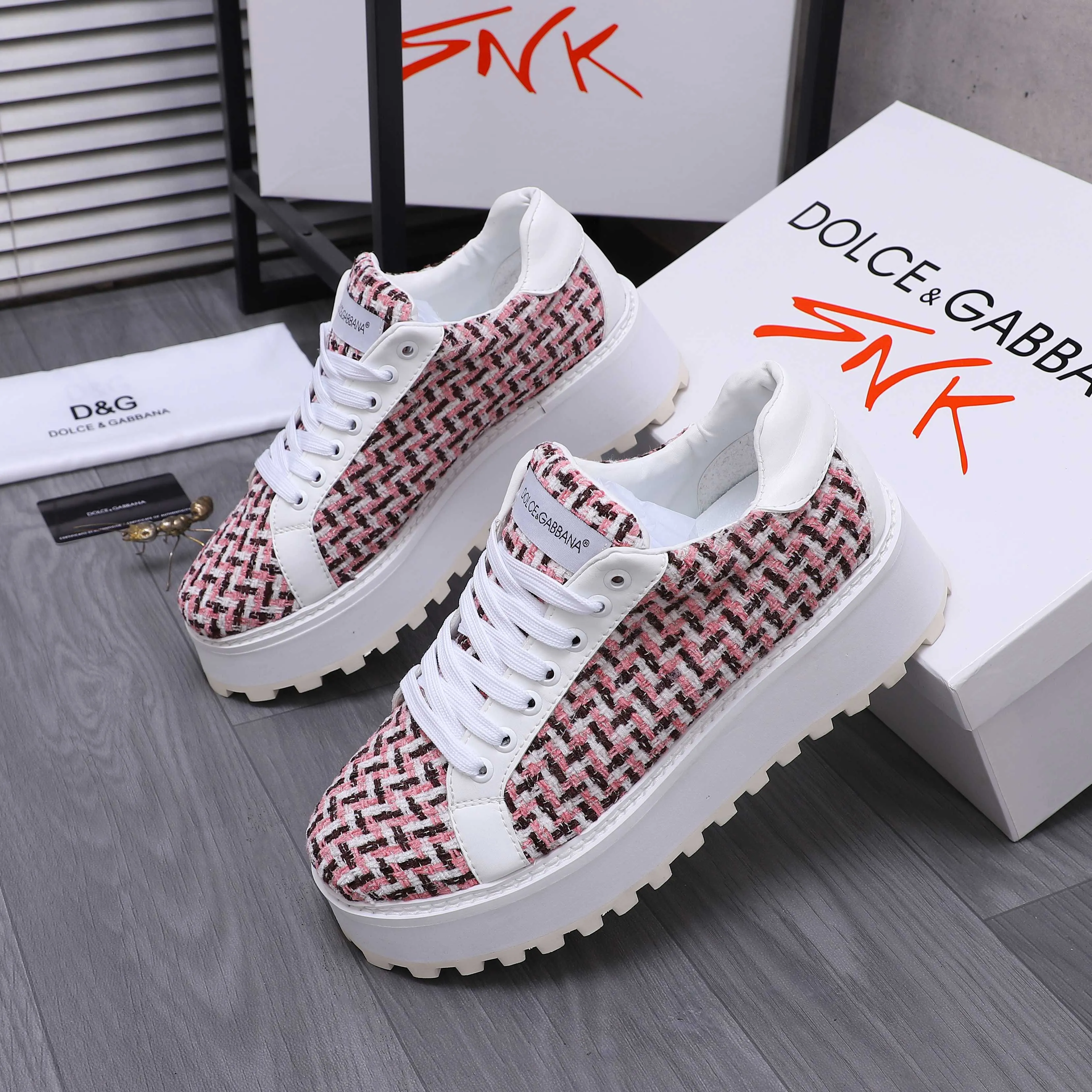 Men's shoes 💰442 Product trademark: DG (Dolce & Gabbana) casual shoes for couples. Regular size: 36-46 (45.46 is custom-made and non-returnable). Product material: Selected terry stitching cowhide upper, leather lining, cowhide insole, non-slip rubber outsole